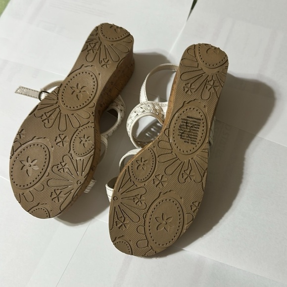 Mudd White Strappy Crochet Cork Platform Wedge Sandals - Picture 5 of 6